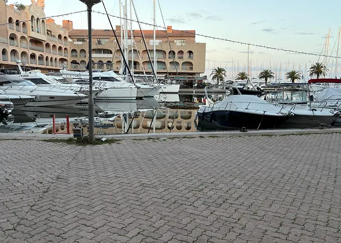 Ensoleillé Près Du Port Et Des Plages *